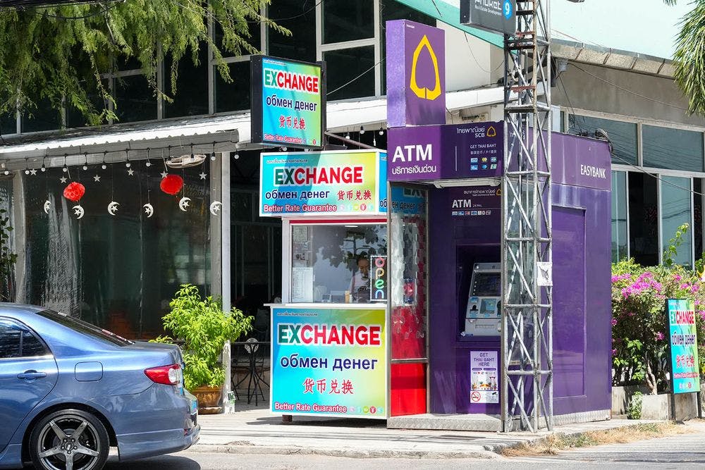 In Thailand gibt es eine sehr gutes Netz an Geldautomaten (ATM). Wir empfehlen eine gute Reisekreditkarte, mit der ihr das Geld direkt in der Landeswährung abheben könnt.