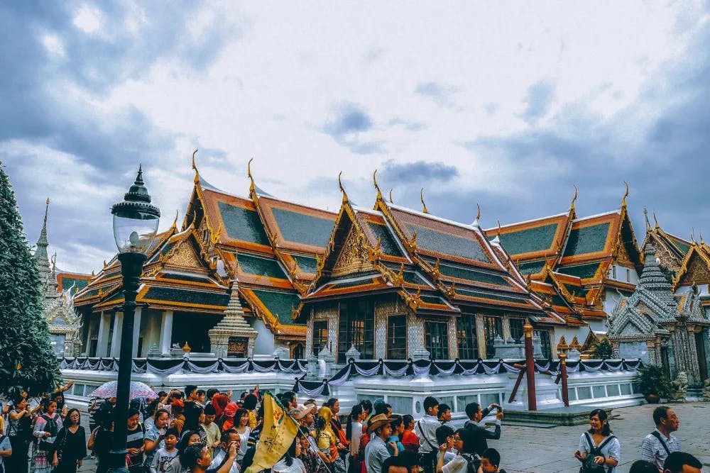 Der große Palast in Bangkok ist ein kulturelles Highlight jeder Thailand-Reise.