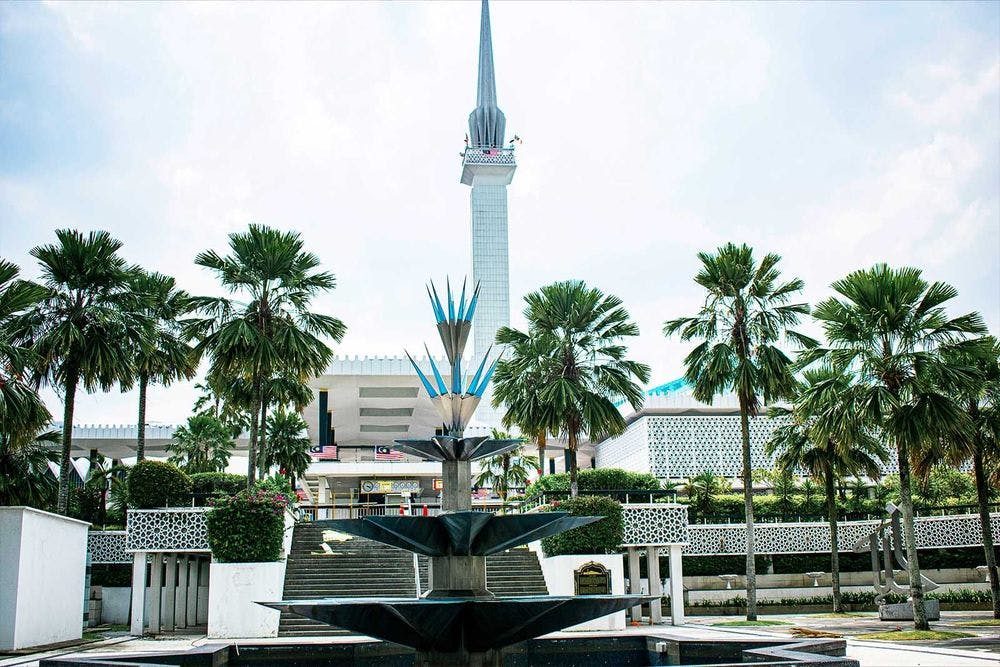 Die Nationalmoschee Masjid Negara mit den umliegenden Gärten