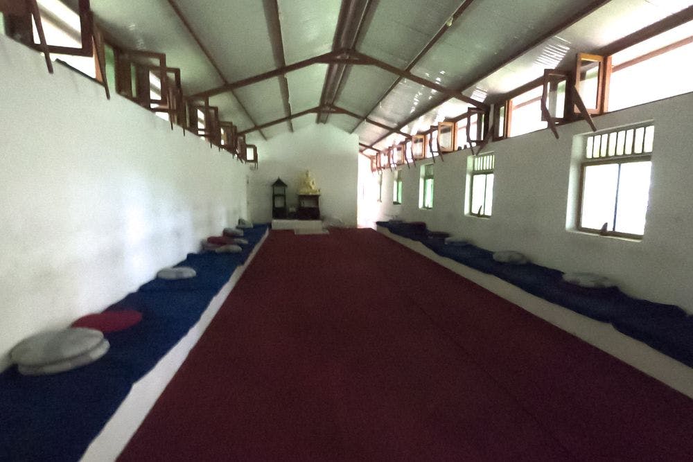 Der zentrale Meditationsraum im Nilambe Meditationszentrum