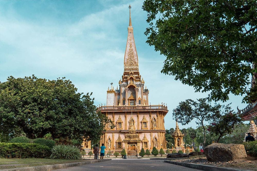 Die buddhistische Kultur des Landes ist farbenfroh, exotisch und imposant. Am Foto ist der Wat Chalong in Phuket.