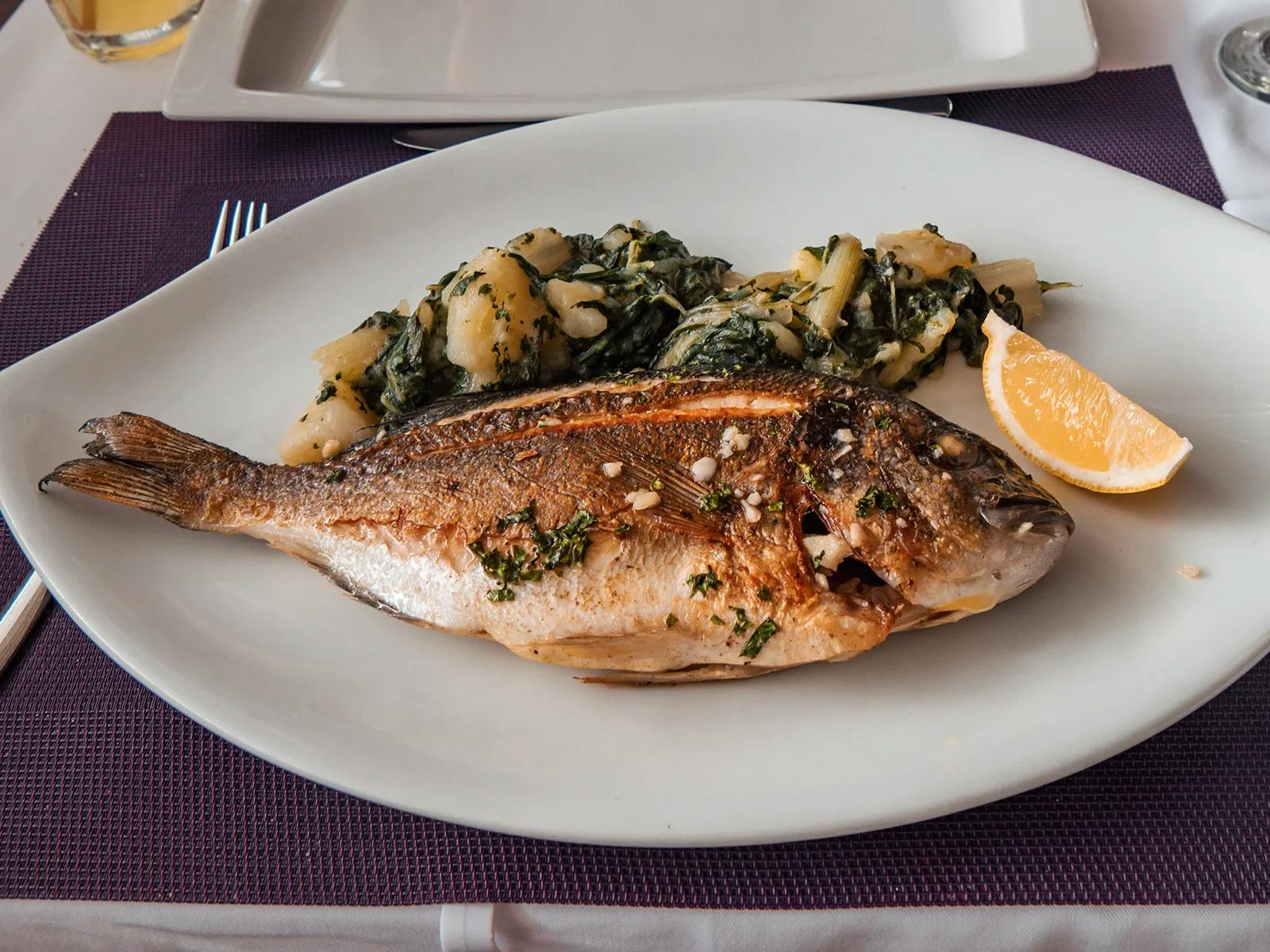 Frischen Fisch bekommst du in Kroatien immer so serviert - also lerne am besten vorher, wie man filetiert!