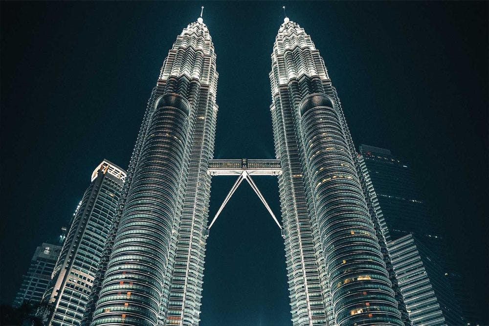 Die Petronas Towers leuchten in der Nacht wunderschön