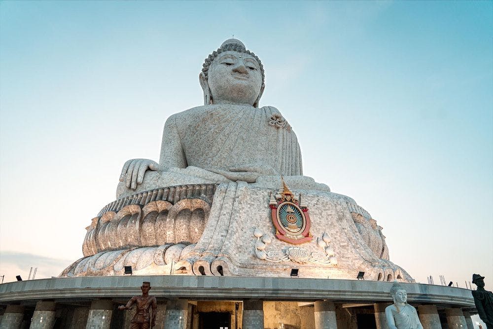 Der Große Buddha ist das Wahrzeichen von Phuket.