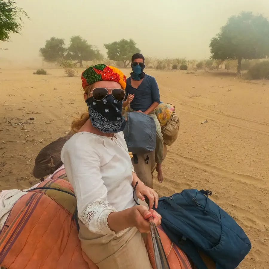 Beim Sandsturm in der Wüste Thar/Indien 🇮🇳 waren wir froh, unsere Multifunktionstücher dabei zu haben