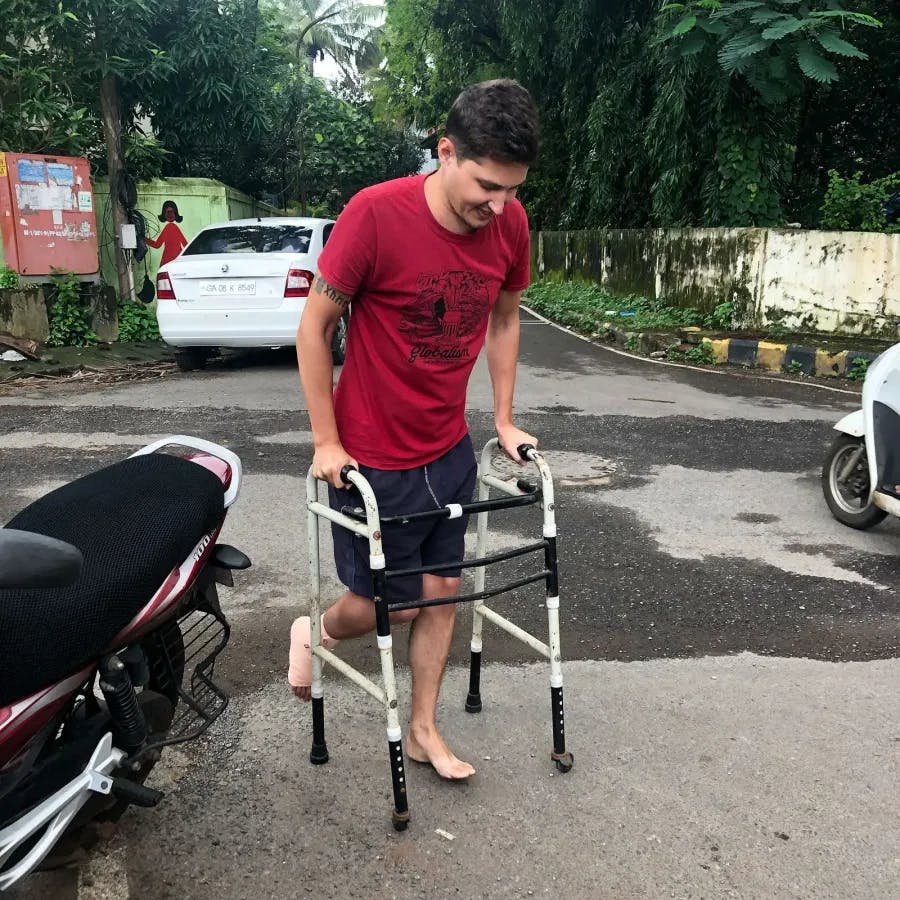 Patrick verletzte sich in Indien, als er mit vollem Gepäck eine Stiege hinunter stürzte