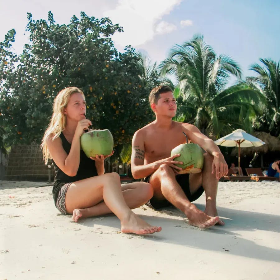 Mit der richtigen Planung kannst auch du Kokosnüsse an Traumstränden genießen - wie wir in Koh Rong/Kambodscha 🇰🇭