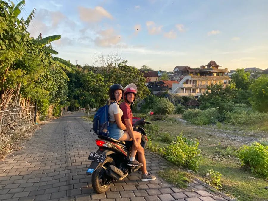 Einmal durch die palmengesäumten Straßen von Bali düsen - davon träumen Viele. Sie sollten dabei auf keinen Fall den internationalen Führerschein vergessen!
