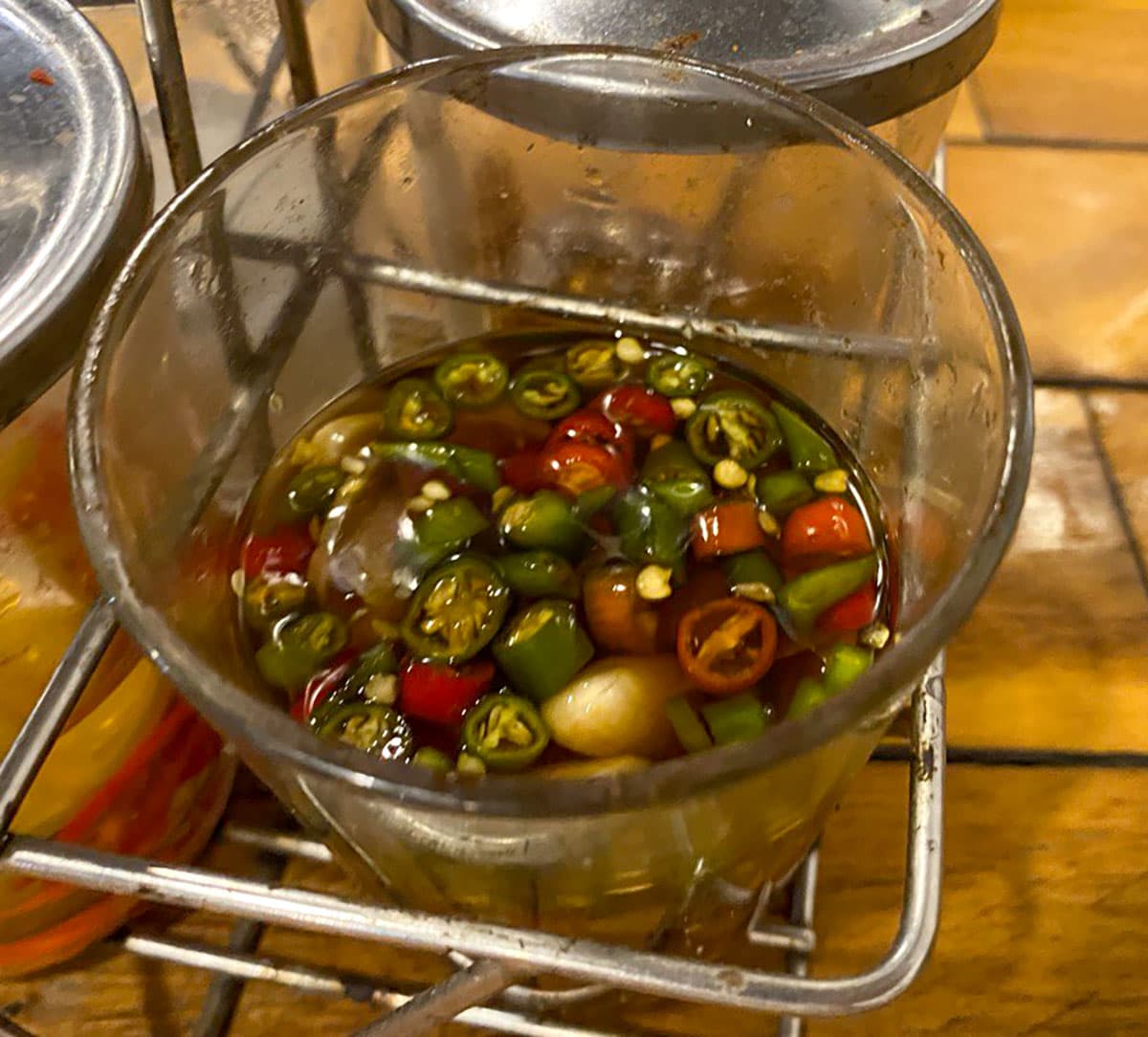 Patrick gibt immer so viel von Prik Nam Pla auf das Essen, dass selbst die Einheimischen große Augen machen