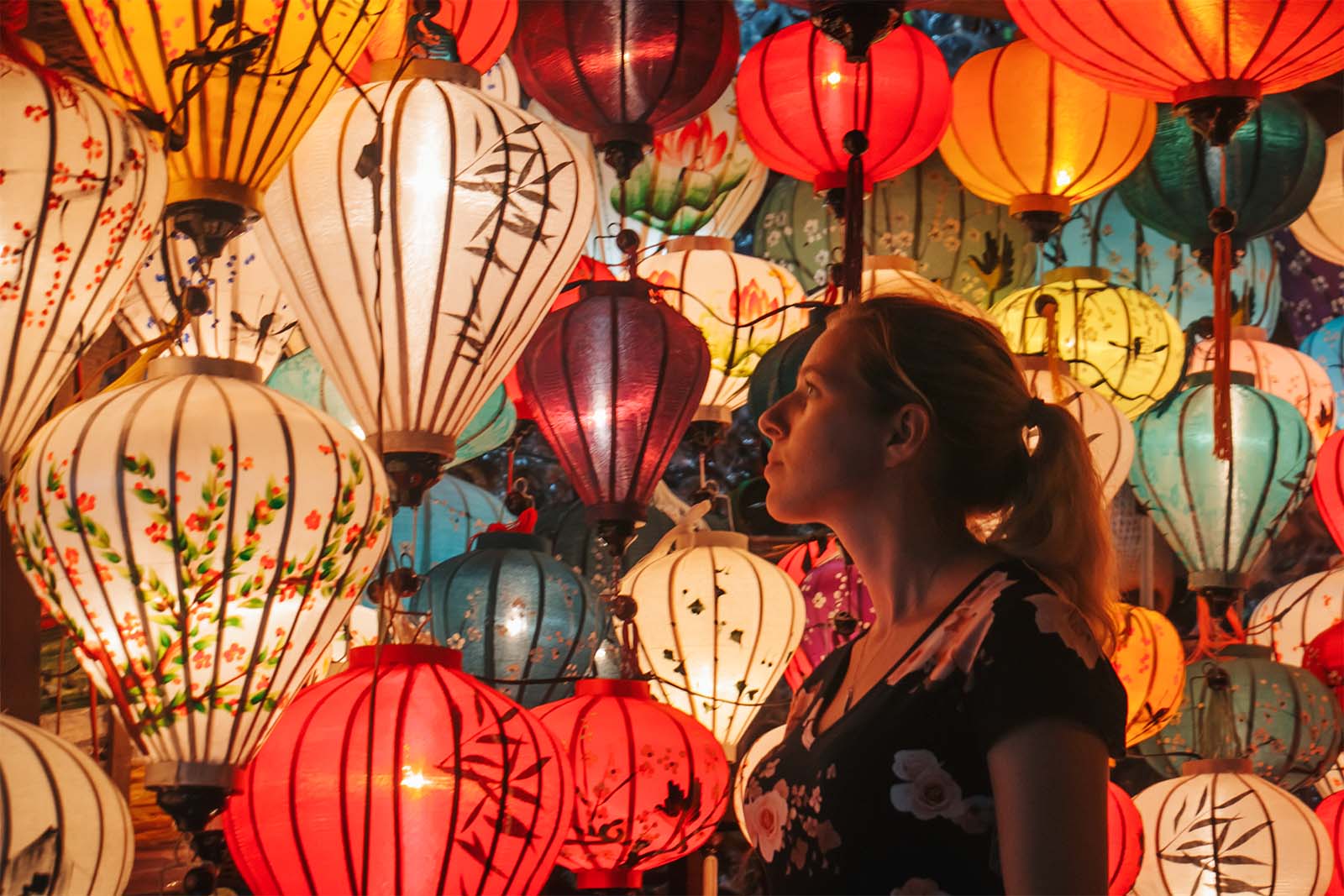 Am Abend erstrahlt Hoi An in einem Laternenmeer