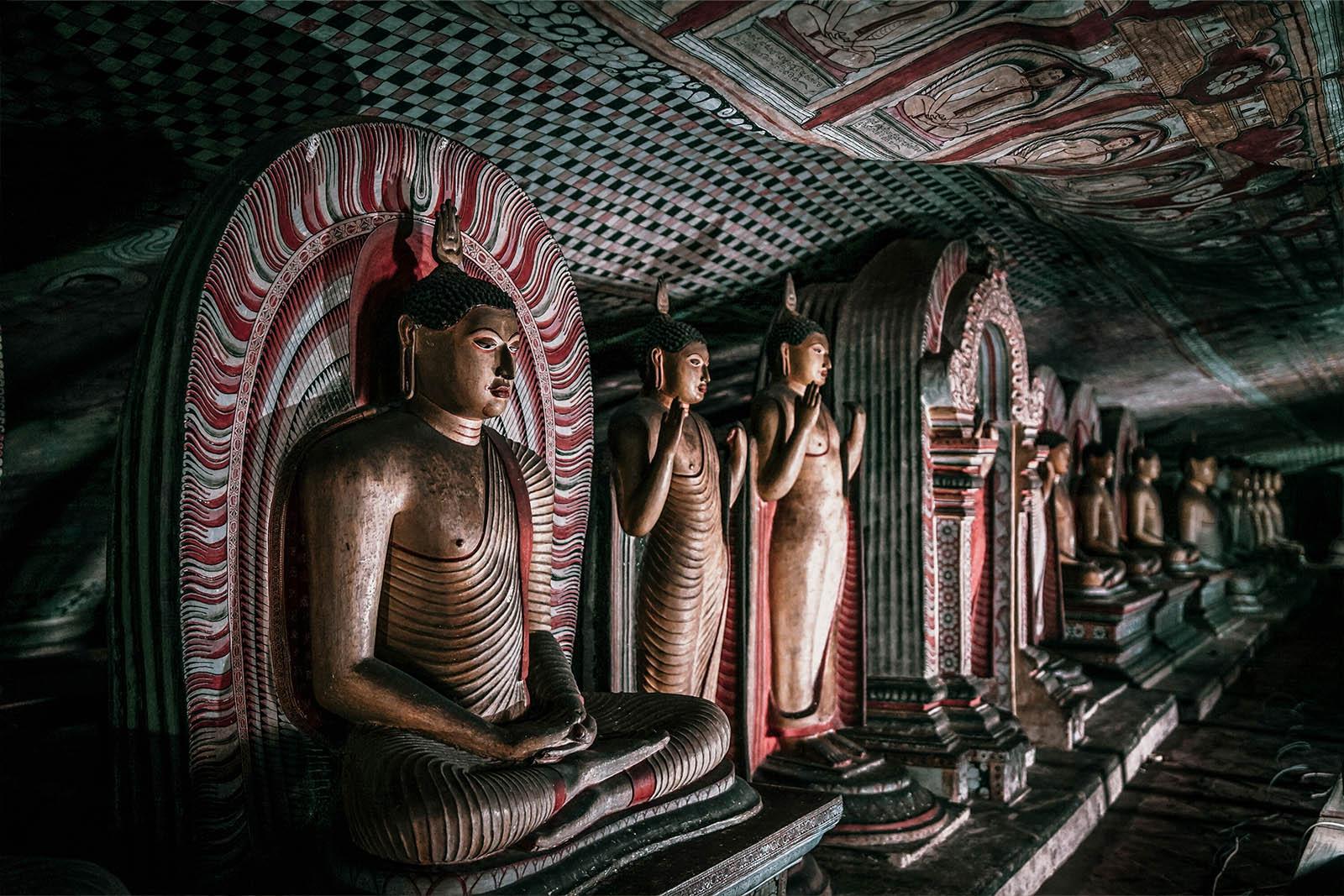 Buddha-Statuen im Dambulla-Felsentempel