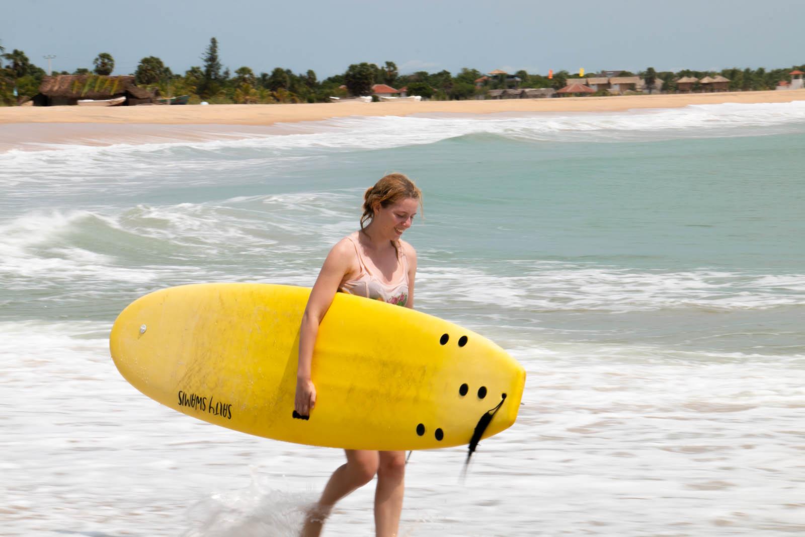 Pia hat den Versuch gewagt und in Arugam Bay eine Surfstunde genommen.