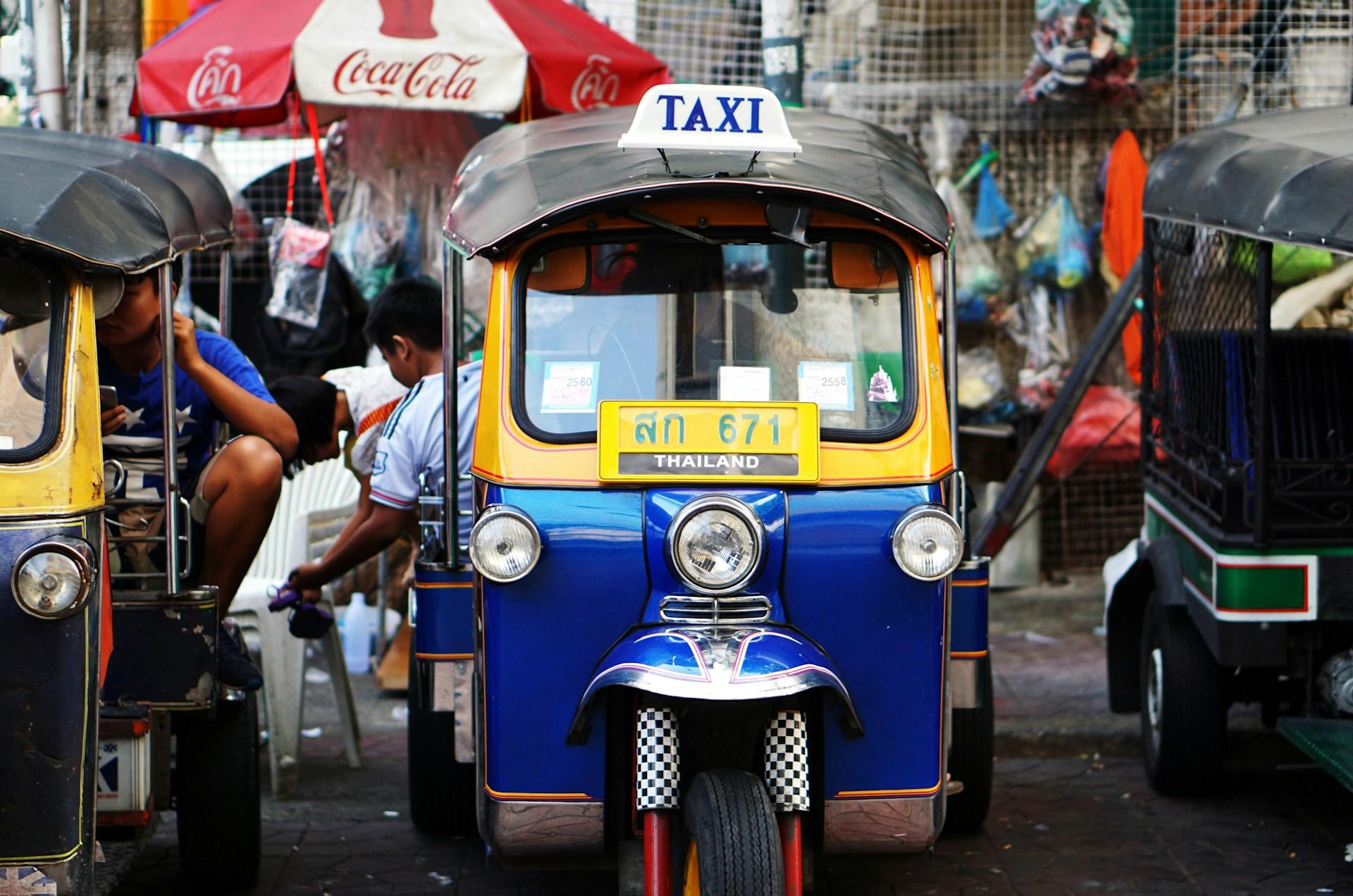 Tuk Tuks sind eine besonders günstiges Transportmittel, das zu einer Asienreise einfach mit dazu gehört.