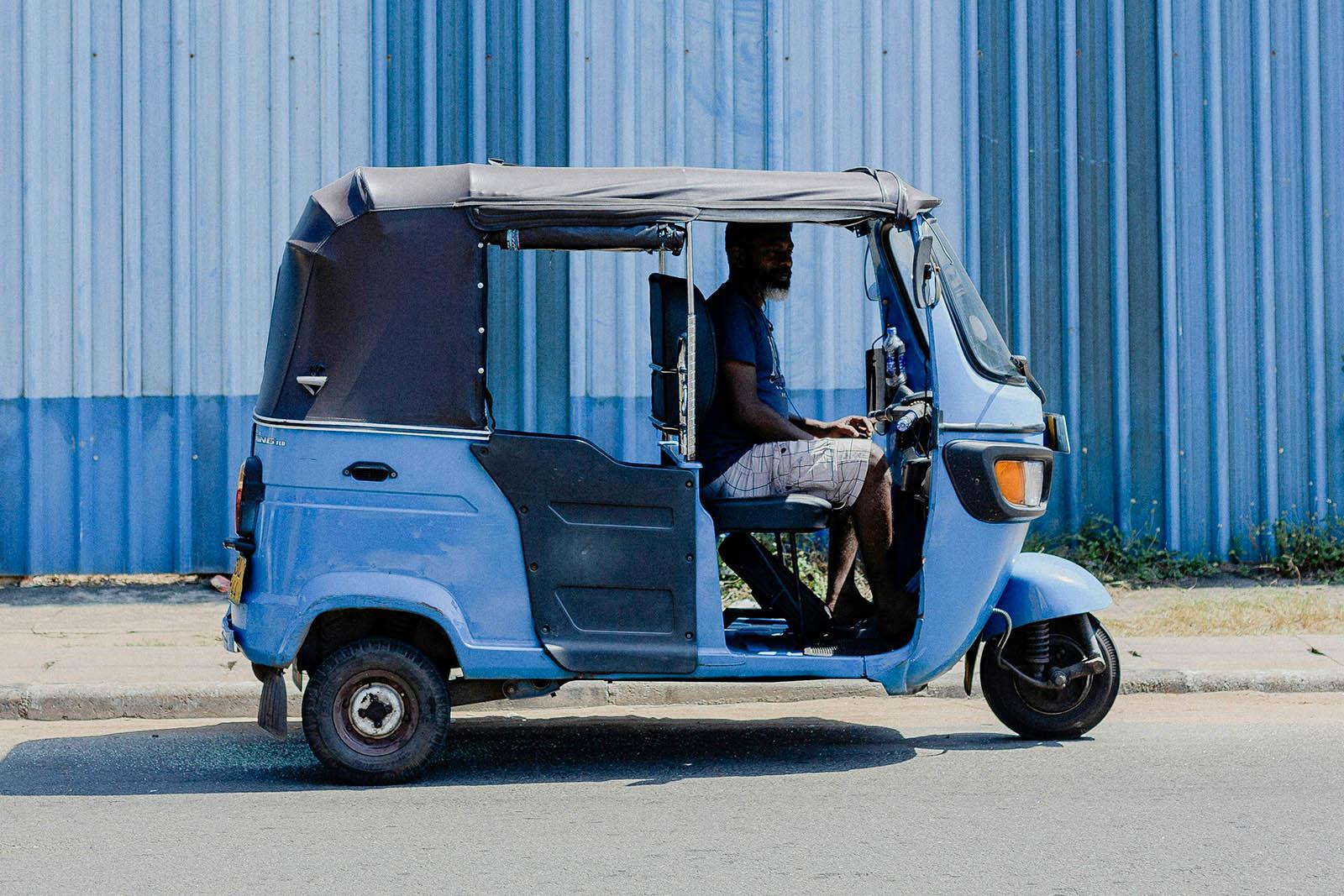 Selbst einmal zum Tuk Tuk-Fahrer werden? Nirgends geht das leichter als ich Sri Lanka