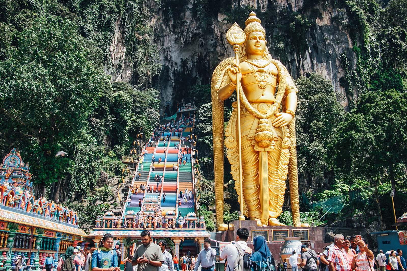 Die bunte Treppe bei den Batu Caves mit der 43m hohen Hindu-Statue