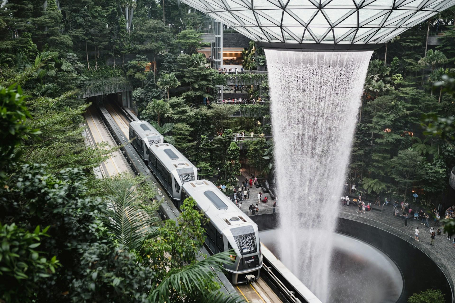 Der Flughafen Singapur gehört zu den größten Welt und ist eine Drehkreuz für Reisen zwischen Europa und Asien. Er verfügt über einen eigenen Zug und einen eigenen Freizeitpark