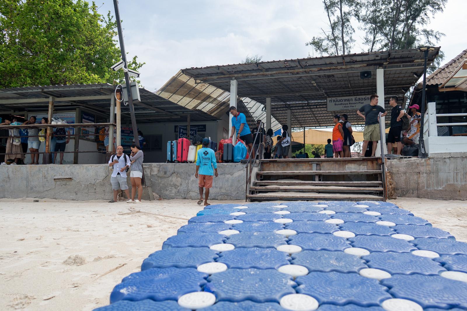 Am Pattaya Beach befindet sich die Ankunftsstelle, wo du deinen Reisepass vorzeigst, dein Visum erhältst und die Gebühr für den Nationalpark entrichtest.