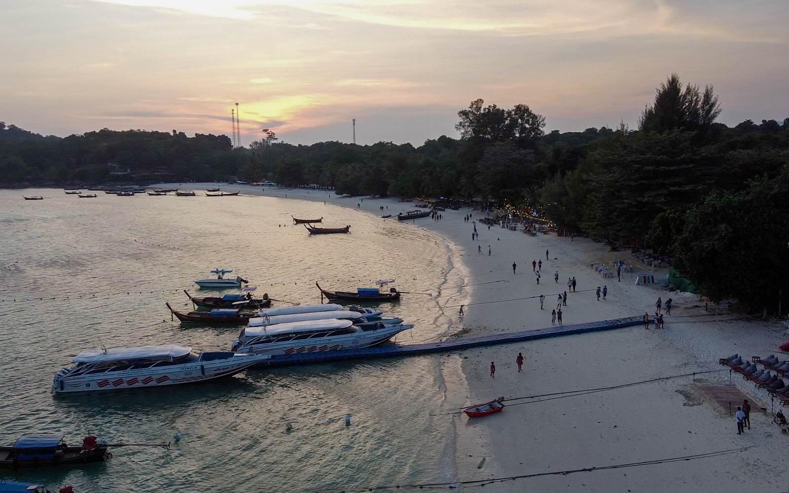 Gerade am Abend gefällt uns der Pattaya Beach sehr gut. Oft gibt es auch eine Feuershow, die ihr nicht verpassen solltet.