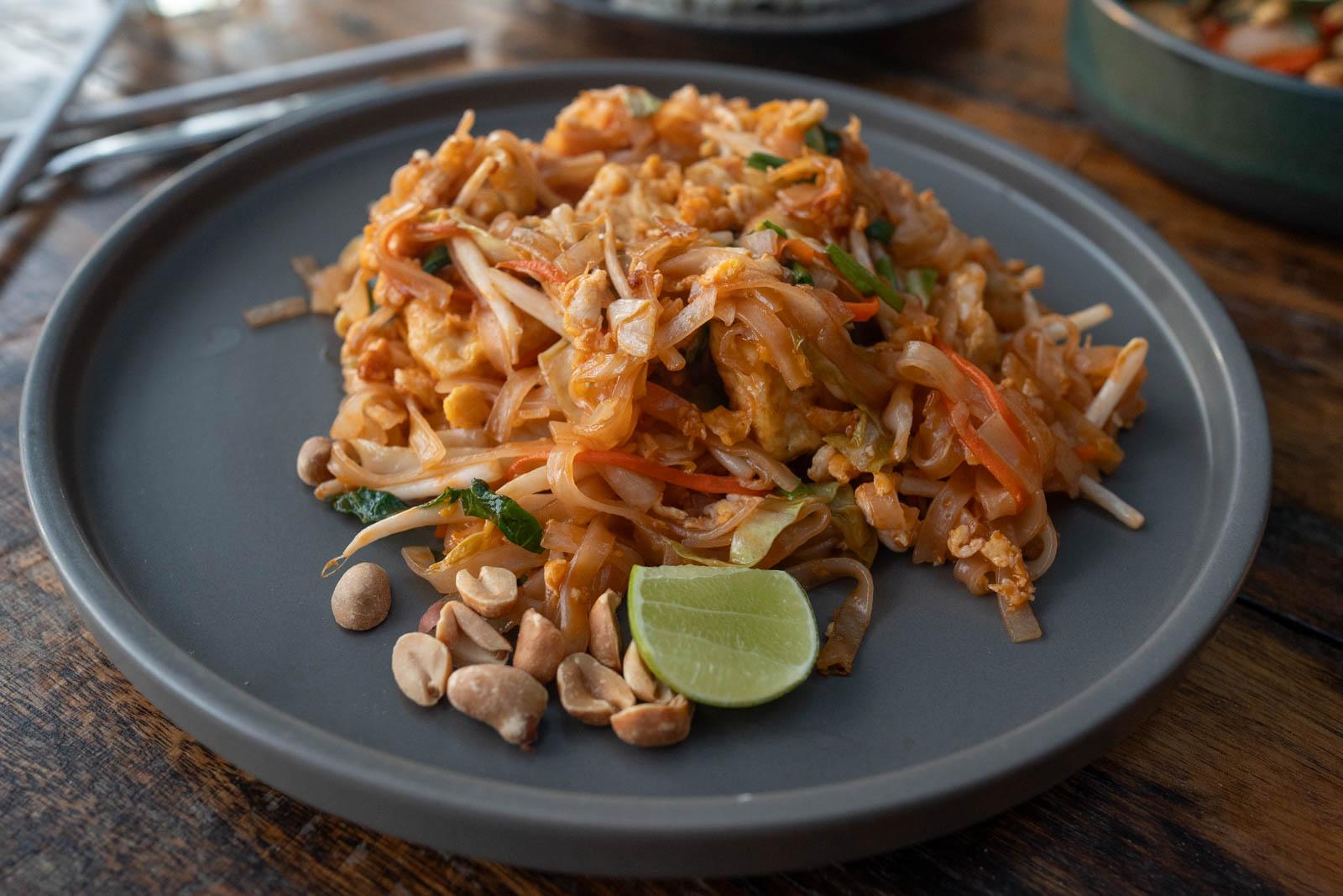 Pad Thai ist das berühmteste Gericht aus Thailand. Wir lieben es! 😍