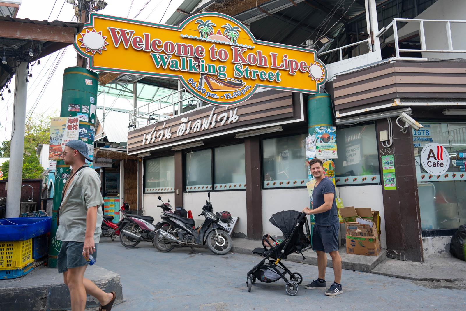 Patrick mit Mathilda beim Eingang zur Walking Street