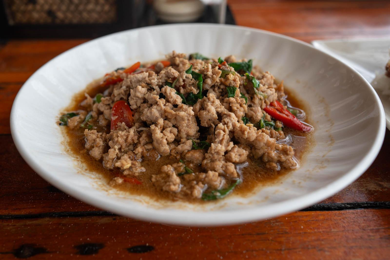 Pad Kra Pao findet ihr in jedem Restaurant