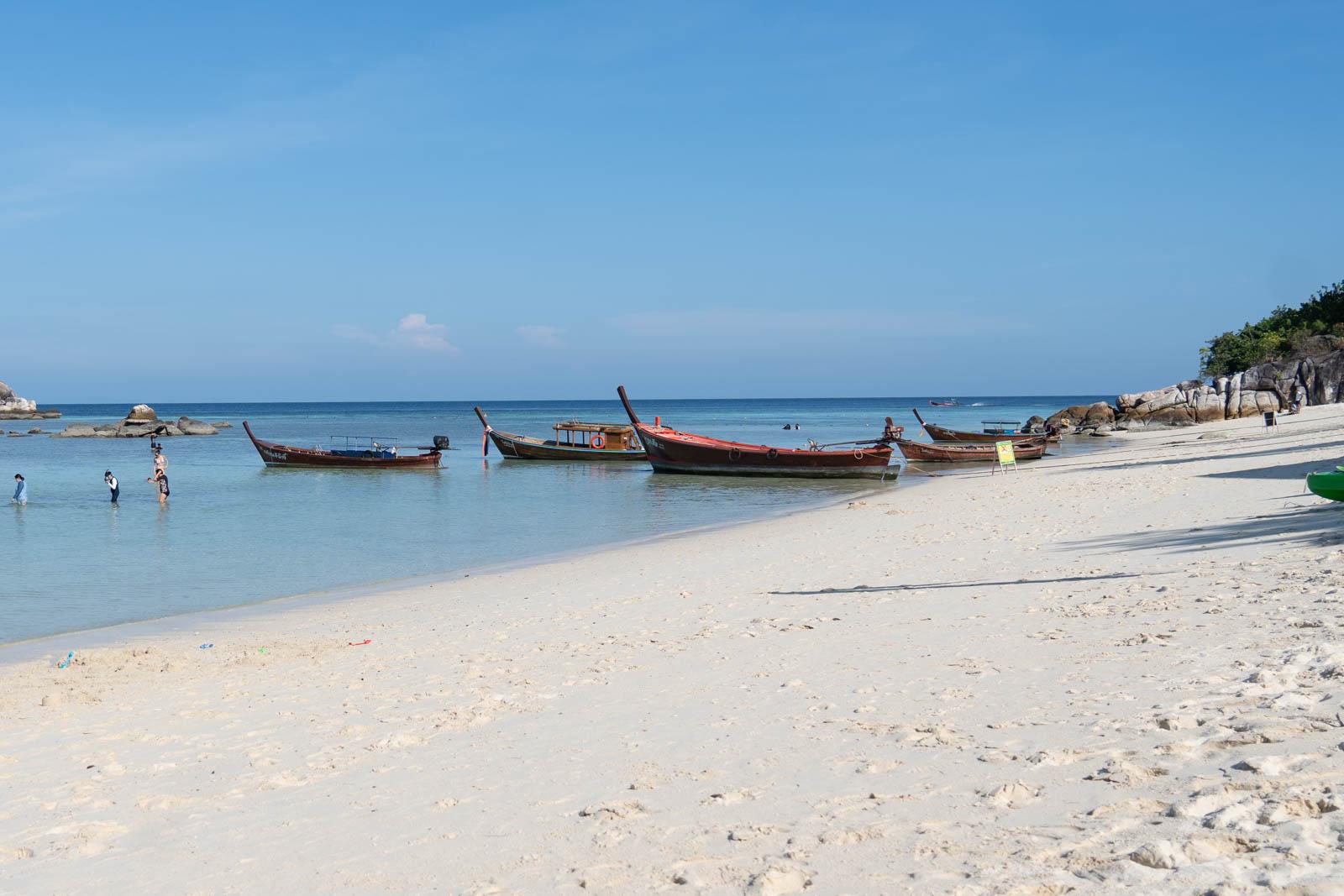 Longtail-Boote am Strand im Koh Lipe