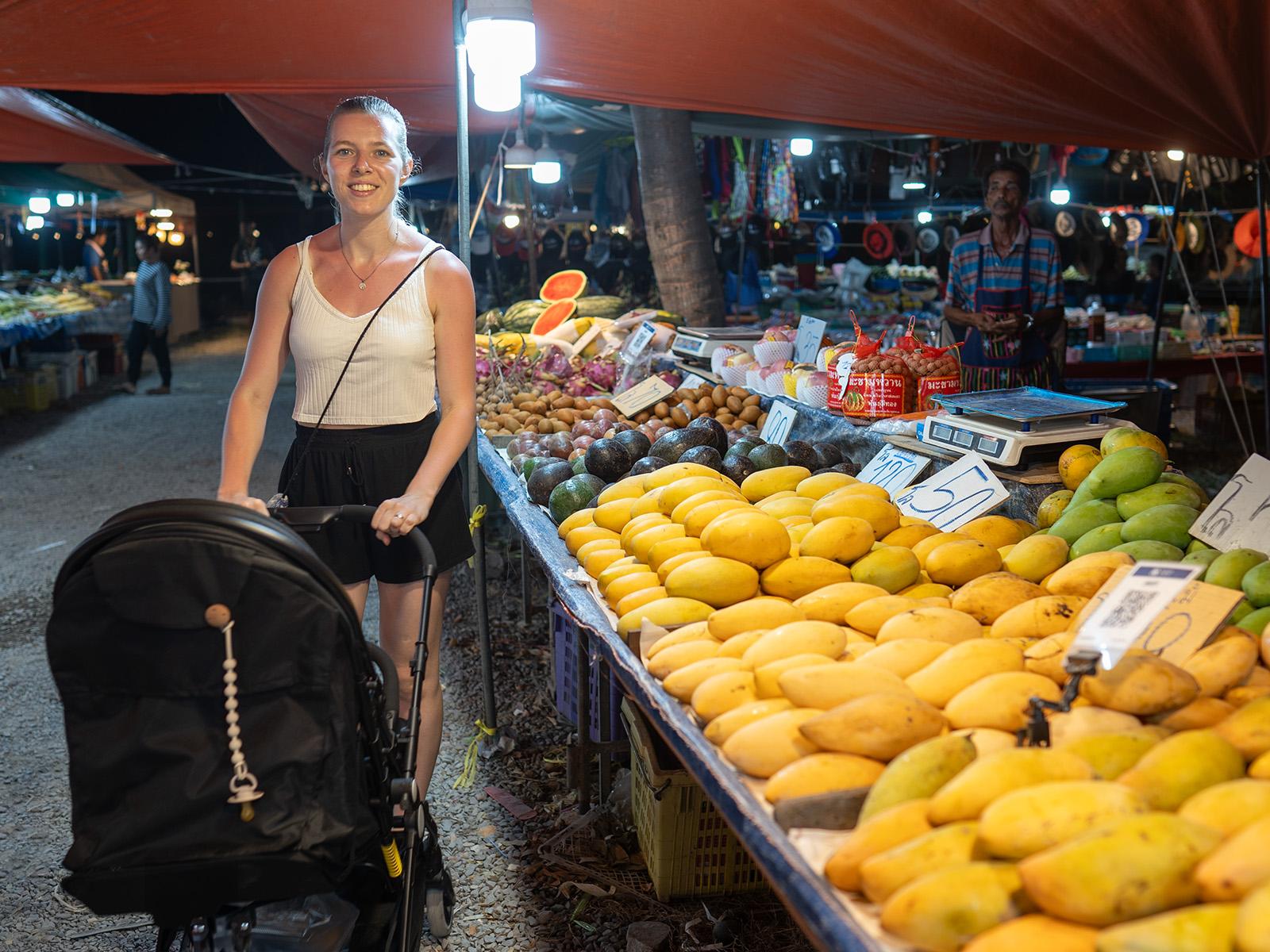 In Thailand gibt es natürlich jede Menge frische, tropische Früchte! Probiere am Besten alles aus!