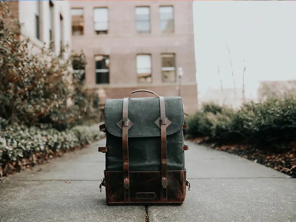 Der Platz im Rucksack ist immer knapp: Lass unnütze Dinge deshalb lieber gleich zuhause.