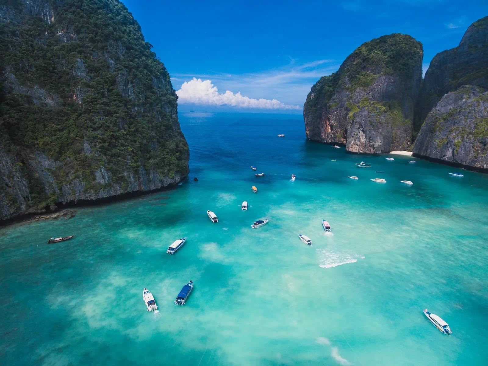 In Thailand warten atemberaubende Landschaften auf dich, z.B. die Maya Bay bei Koh Phi Phi