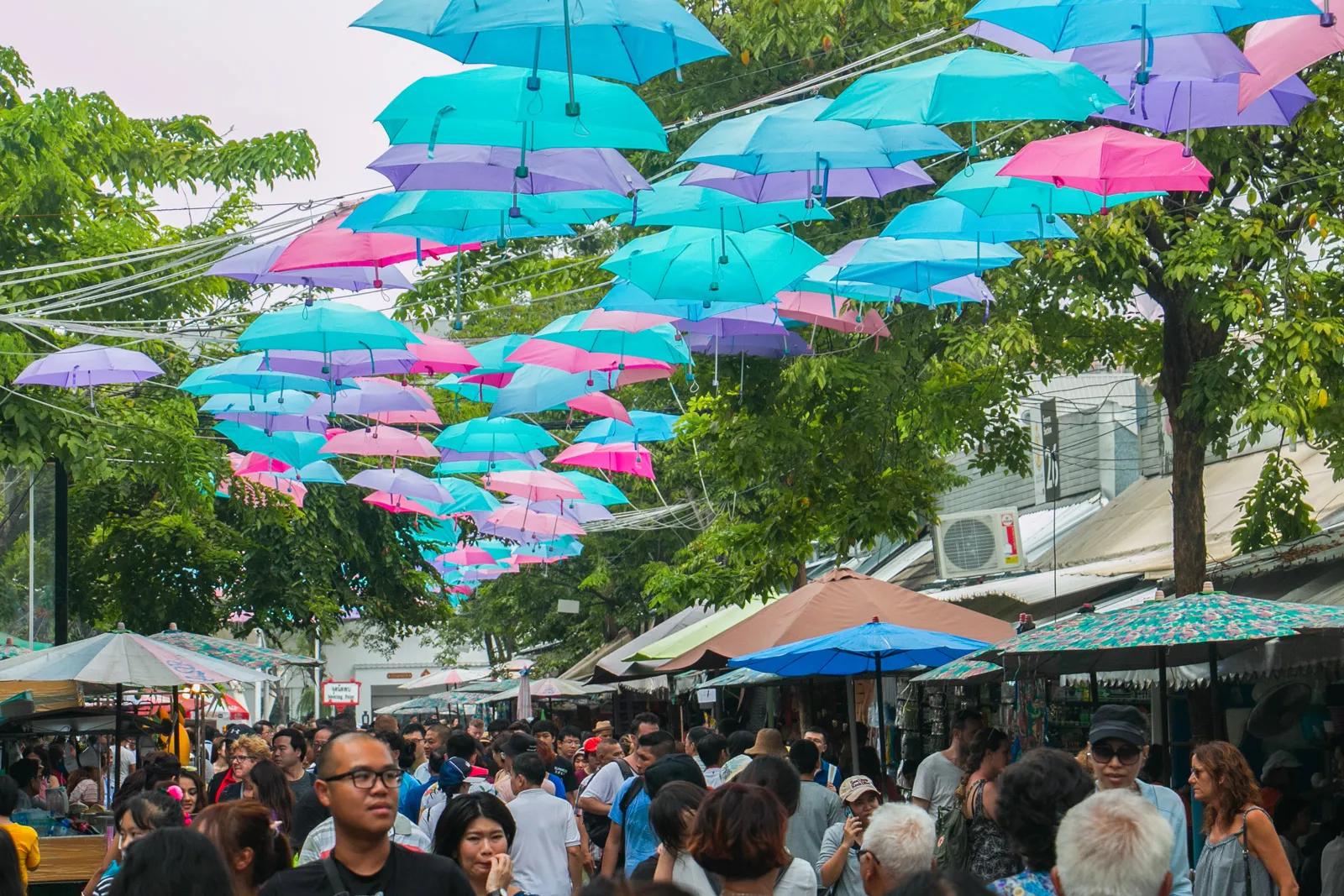 Auf dem Chatuchak-Markt erwarten dich mehr als 10.000 Verkaufsstände.