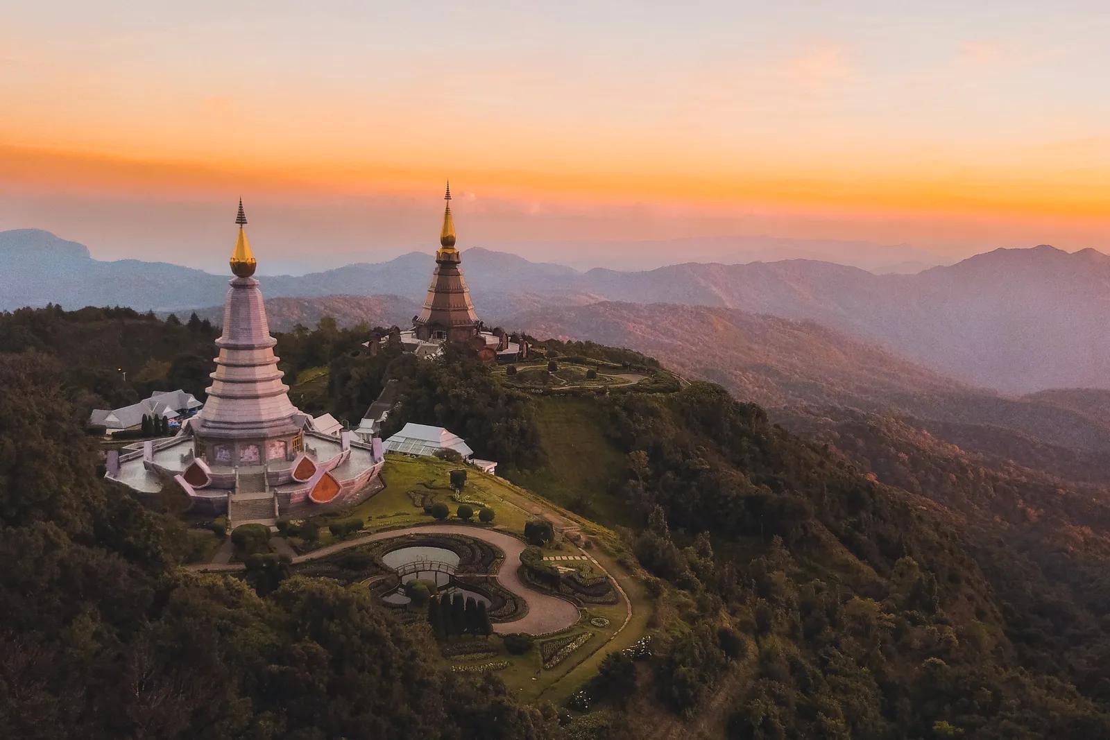 Im Doi Inthanon-Nationalpark findest du zwei besondes schöne Pagoden.